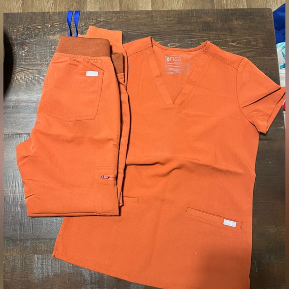 FIGS Scrub Set - Picture 3 of 4